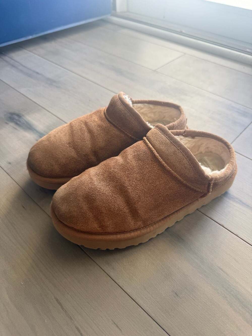 UGG Classic Slipper Women’s 8 Chestnut Suede Slipper